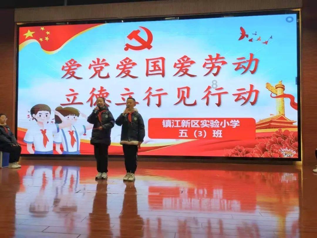 小朋友，有的在捡叶子；有的在捉迷藏；还有的在？游戏画面